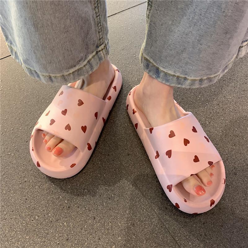 Women’s slippers with heart details, open-toe design
